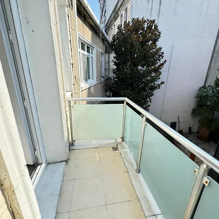 Plaesant With Balcony Apartmán