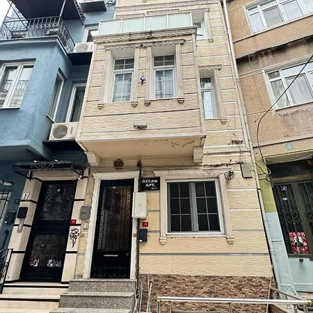 Plaesant With Balcony Apartmán